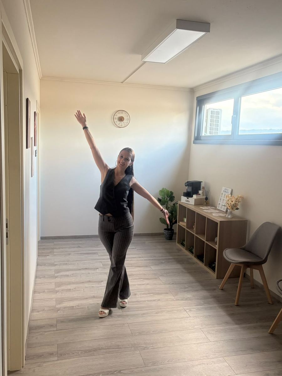 Martina Mazzoncini nell'ingresso del suo studio a Pieve a Nievole