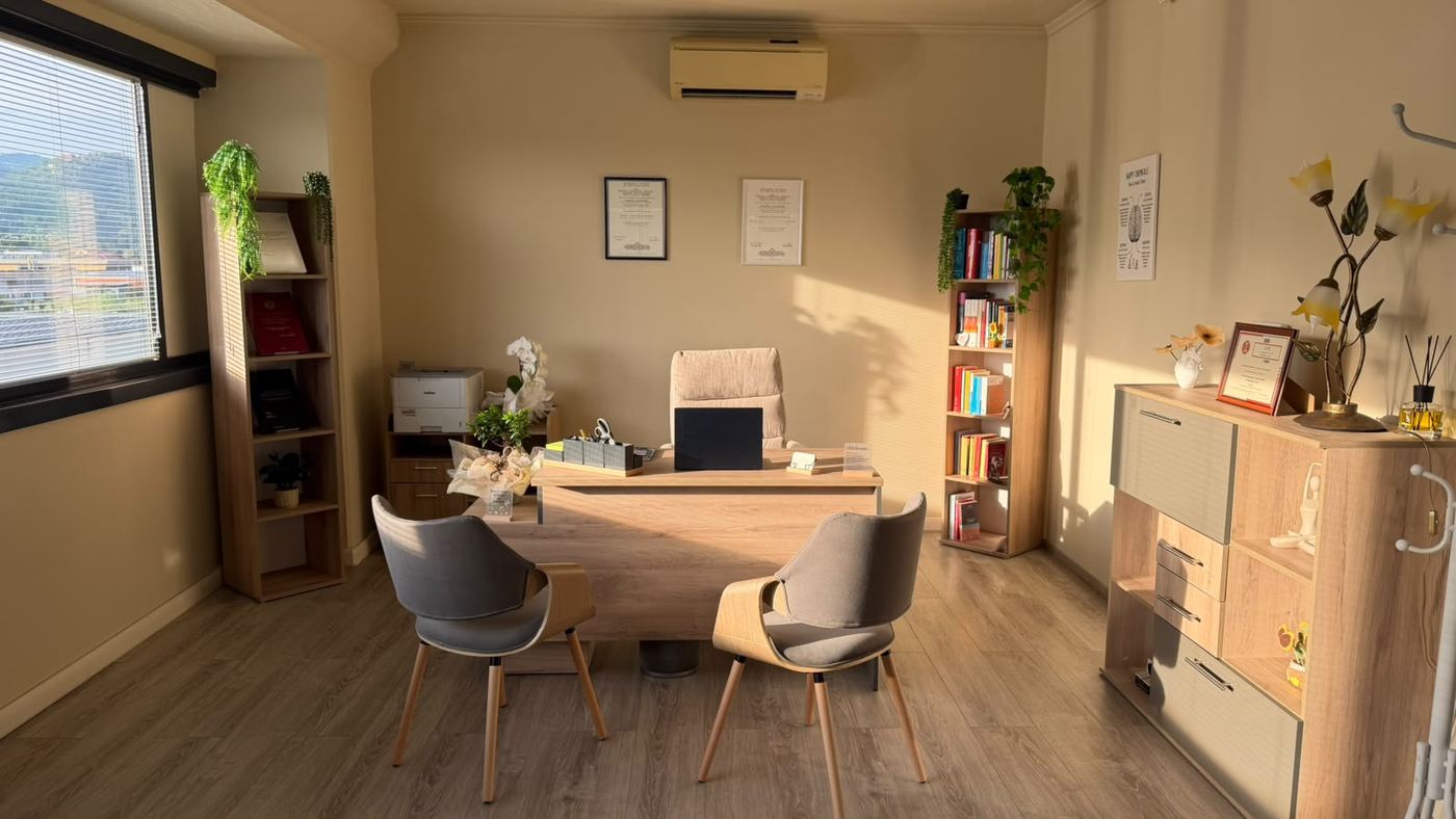 La scrivania e le sedute dello studio di psicologia in Via Arno 23 a Pieve a Nievole